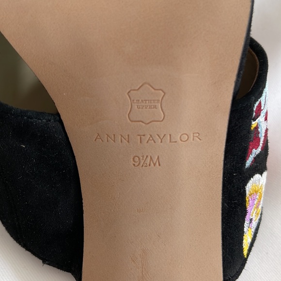 Embroidered Ann Taylor block heel slip on heels size 9 1/2. - Picture 4 of 11